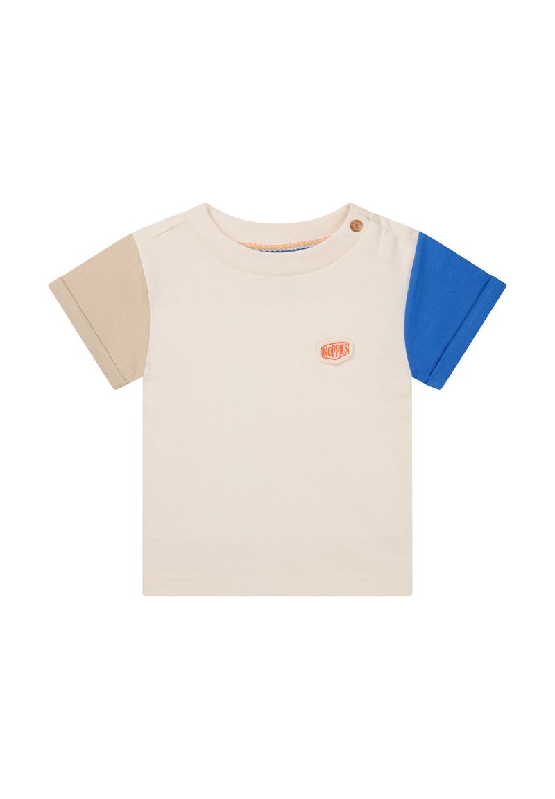 Kortærmet t-shirt i creme med beige, lyseblå og blå sektioner; har et lille orange logo og en trykknap på skulderen.