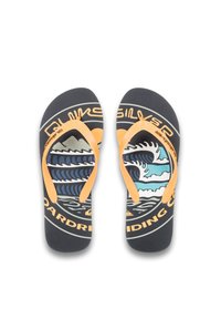 Svarta gummitofflor med orange remmar, texturerad fotbädd och ett vågmönster i blått och vitt. Cirkulärt logotyp som står "Quiksilver."