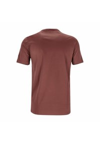 Kortærmet T-shirt i afdæmpet rustfarve. Fremstillet af glat stof. Har rund halsudskæring og en standard pasform uden synlige mønstre eller accenter.