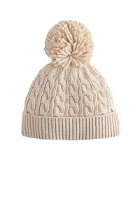 Beige gestrickte Mütze mit Zopfmuster und einem gerippten Bündchen, oben mit einem großen, flauschigen Bommel für zusätzliche Textur und Details.