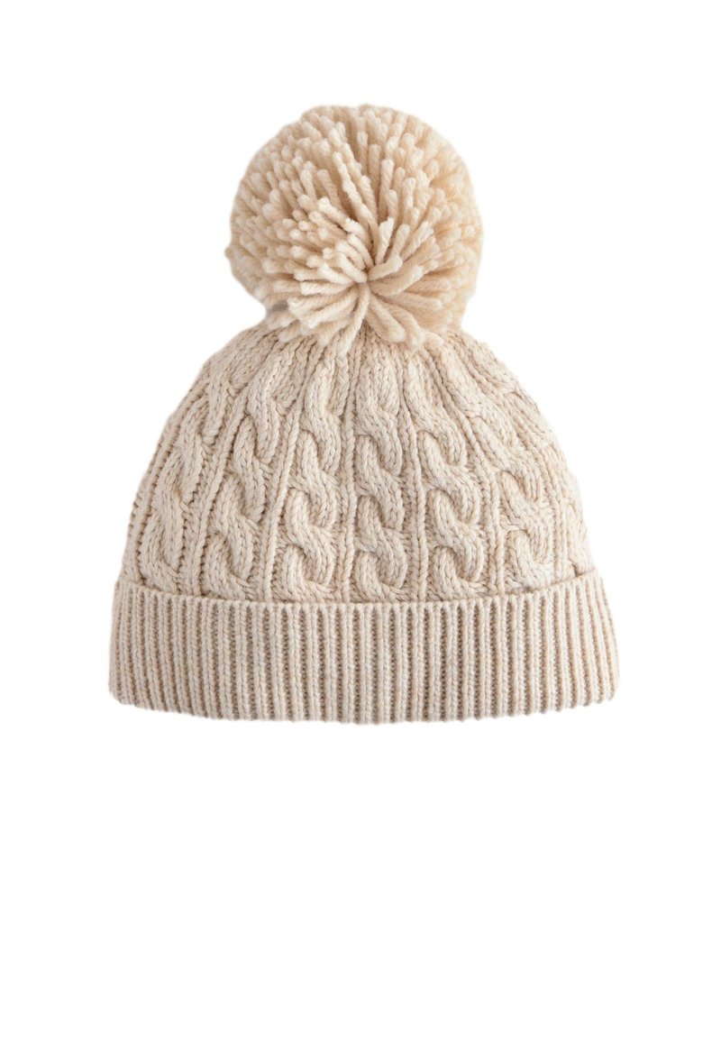 Beige gestrickte Mütze mit Zopfmuster und einem gerippten Bündchen, oben mit einem großen, flauschigen Bommel für zusätzliche Textur und Details.