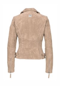 Beige suede jas met een slim fit ontwerp, spitse kraag en ritsdetails op de mouwen. Bevat een logopatch op de achterkant.