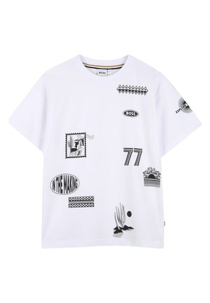 T-shirt blanc avec des motifs graphiques noirs comprenant "BOSS", "77", un cactus, un coucher de soleil, un timbre-poste, "IN THE MAKING" et des motifs abstraits.