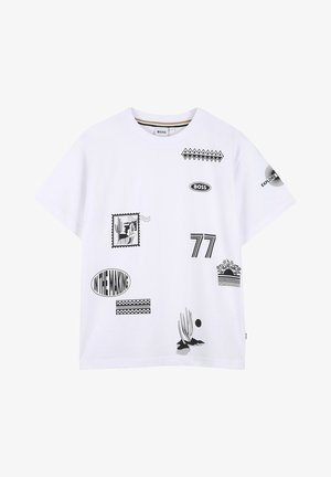 T-shirt blanc avec des motifs graphiques noirs comprenant "BOSS", "77", un cactus, un coucher de soleil, un timbre-poste, "IN THE MAKING" et des motifs abstraits.