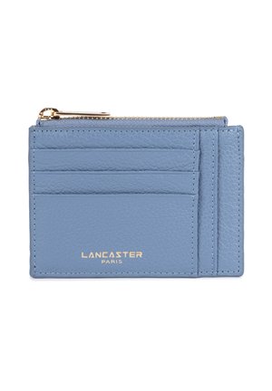 Porte-cartes en cuir bleu clair avec quatre fentes et un compartiment zippé. Présente une inscription dorée « LANCASTER PARIS » à l'avant.