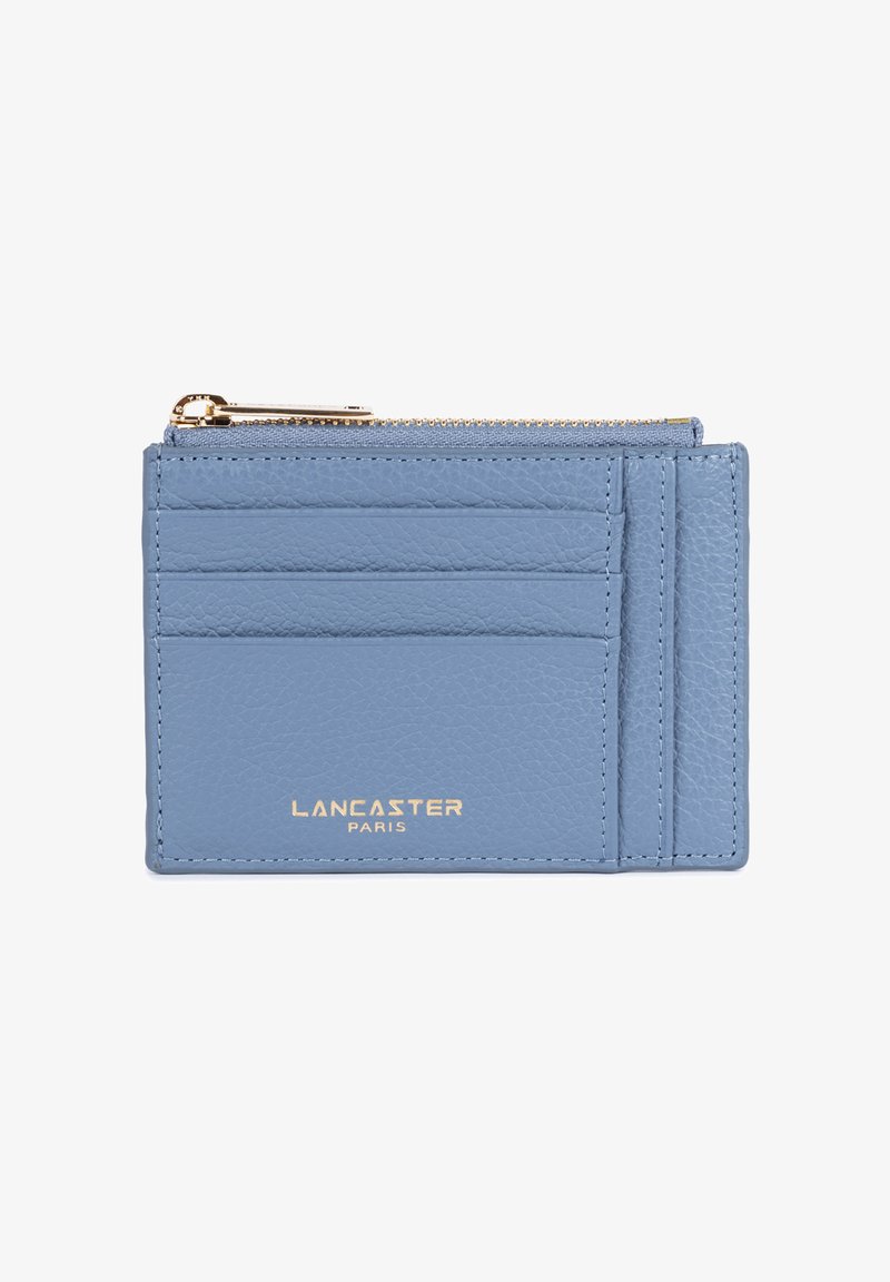 Portalettere in pelle azzurra chiaro con quattro scomparti e un compartimento con zip. Presenta la scritta dorata "LANCASTER PARIS" sul davanti.