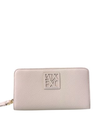 Monedero de piel rosa claro con una superficie texturizada, que cuenta con un logo en relieve y un cierre de cremallera. Incluye una correa para la muñeca para un fácil transporte.