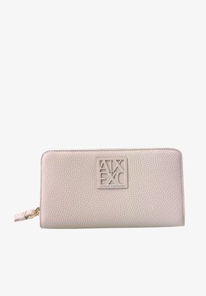 Monedero de piel rosa claro con una superficie texturizada, que cuenta con un logo en relieve y un cierre de cremallera. Incluye una correa para la muñeca para un fácil transporte.