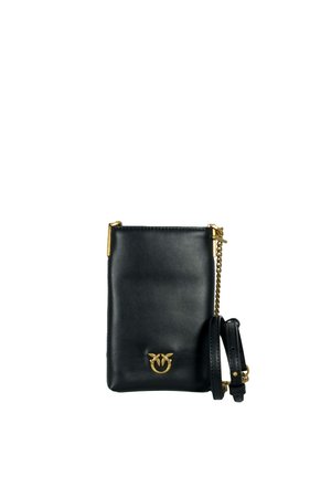 Piccola borsa a tracolla in pelle nera con tracolla a catena dorata e emblema dorato sul davanti, su sfondo bianco.