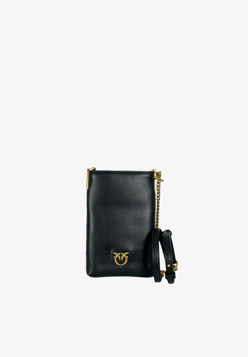 Bolso pequeño tipo bandolera de cuero negro con correa de cadena dorada y emblema dorado en el frente, sobre fondo blanco.