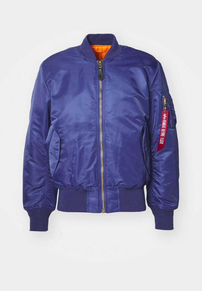 Giacca bomber blu navy realizzata in materiale simile al satin. Presenta una cerniera dorata, polsini a coste e una fodera arancione con un'etichetta in tessuto rossa sulla manica.