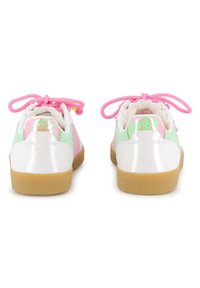 Baskets avec une tige en cuir blanc, des accents pastel translucides, des lacets roses et une semelle en caoutchouc gomme. Surface lisse avec des détails brillants.