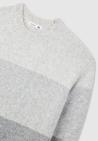 Maglione grigio chiaro con collo rotondo a costine, caratterizzato da righe orizzontali a gradiente in tonalità più scure di grigio. Realizzato in un tessuto morbido e testurizzato.