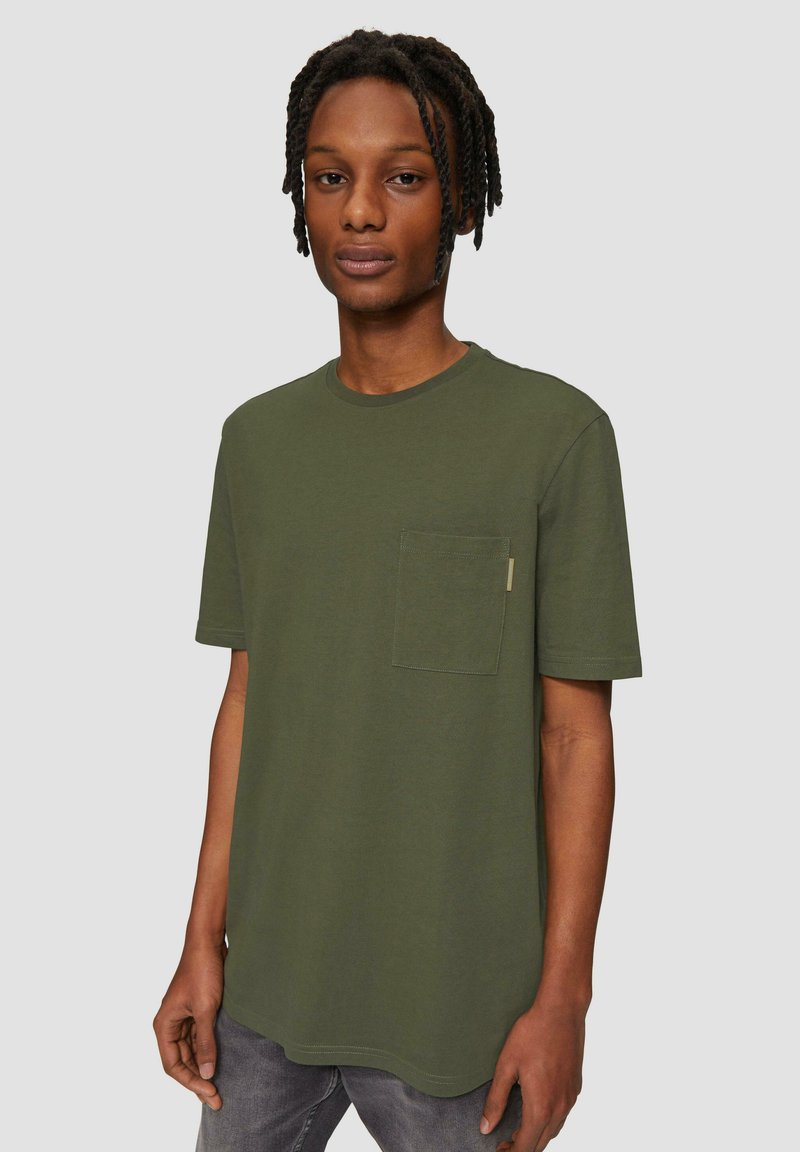 Olijfgroen T-shirt met korte mouwen van katoen, met een ronde hals en een borstzak. Beschikt over een comfortabele pasvorm en een zachte textuur.