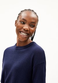 Marineblauwe geribbelde trui met een ronde halslijn en verlaagde schouders, met een textuurstof en een ontspannen pasvorm.