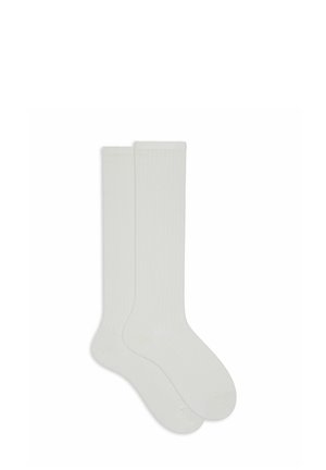 Calze bianche in cotone a coste, lunghe fino al ginocchio, con una texture liscia e punta rinforzata, caratterizzate da un design classico adatto a vari outfit.