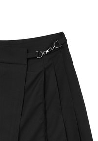 Pantaloni neri con una vita alta, caratterizzati da un dettaglio in metallo, design plissettato e texture liscia.
