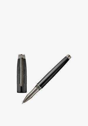 Stylo plume Hugo Boss noir et argent avec un capuchon texturé placé à côté du stylo sur un fond blanc.