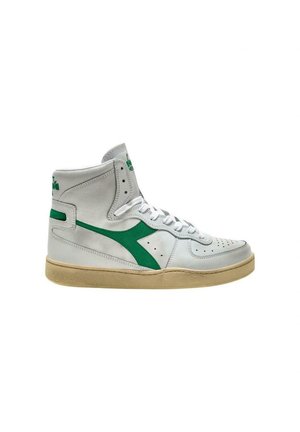 Sneaker alta in pelle bianca con accenti verdi. Presenta una punta rotonda, perforazioni sulla punta e una suola in gomma testurizzata.