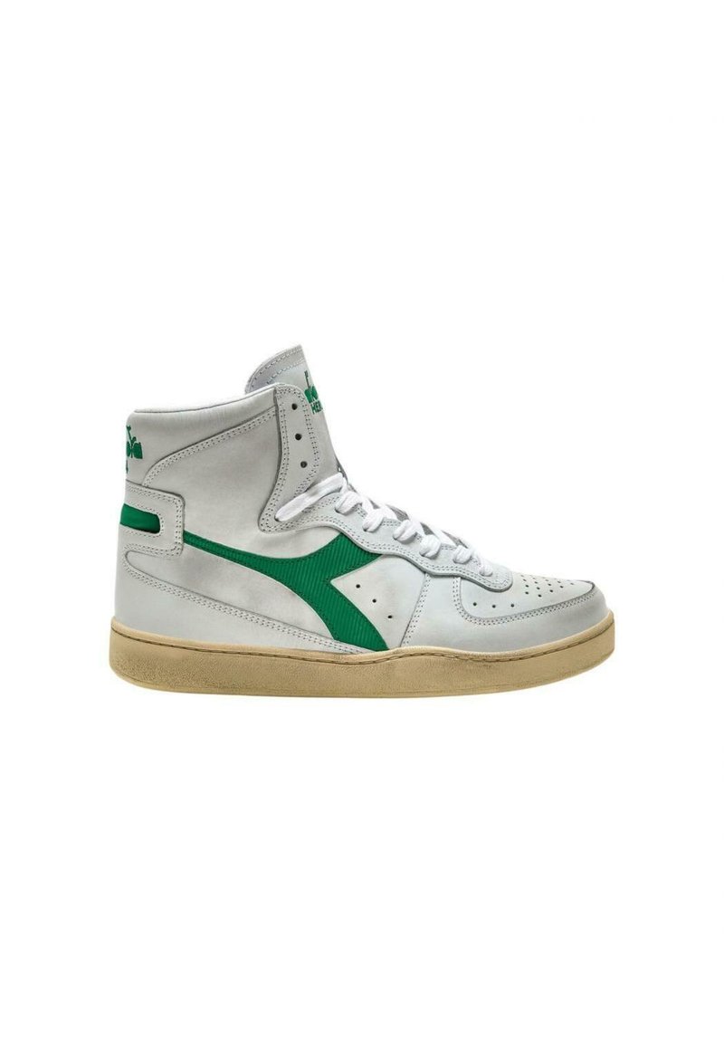 Sneaker alta in pelle bianca con accenti verdi. Presenta una punta rotonda, perforazioni sulla punta e una suola in gomma testurizzata.