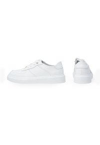 Weiße Sneaker mit glattem Lederoberfläche, runder Zehenpartie, Schnürverschluss, durchbrochenen Details und dicker Gummisohle.