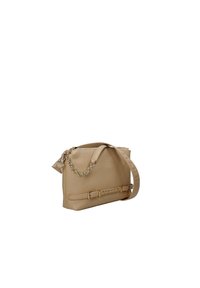 Borsa a tracolla in pelle beige con forma strutturata, dotata di una tracolla a catena, chiusura con zip e accessori in metallo con il nome del marchio impresso.