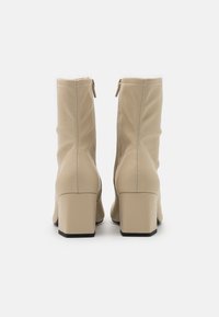 Monki Botas clássicas de cano curto - beige
