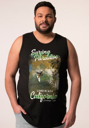 Czarny bezramionowy top z bawełny z graficznym nadrukiem przedstawiającym "Surfing Paradise" oraz surfera, z fakturą o lekko wyblakłym wzorze.