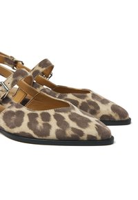 Ballerines en daim imprimé léopard avec un bout pointu, une bride à la cheville et un détail de boucle en argent. Texture douce et semelle plate.
