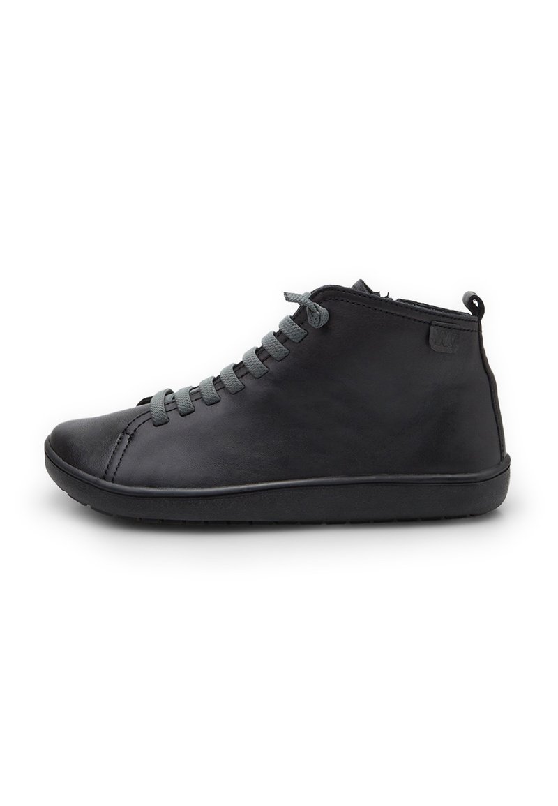 Sneaker in pelle nera alte, con una texture liscia, dotate di lacci grigi e suola in gomma. Dettaglio del logo visibile sul lato.
