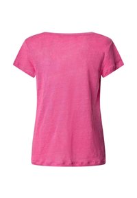 T-shirt z krótkim rękawem w jaskrawym różu, o luźnym kroju i gładkiej, lekko teksturowanej tkaninie. Dekolt w stylu okrągłym z czystym wykończeniem.