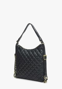 Pikowana czarna skórzana torebka o zaokrąglonym kształcie, z elementami w kolorze złotym oraz odczepianym łańcuszkiem. Posiada zamek błyskawiczny na górze.