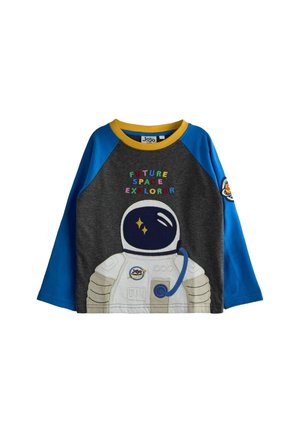 Pilkas ilgomis rankovėmis marškinis su mėlynomis raglan rankovėmis. Yra spalvingas užrašas "ATEITIES KOSMOSO TYRĖJAS" ir siuvinėtas astronauto dizainas.