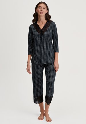 Zwart polka dot pyjama set met een V-halslijn met kant, driekwart mouwen en cropped broek met kantaccenten aan de zoom.