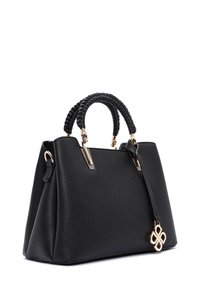 Bolso de mano de cuero negro con superficie texturizada, asas trenzadas, herrajes en tono dorado y un charm decorativo. Forma estructurada con una abertura amplia.