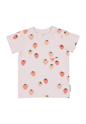 Vaaleanpunainen, lyhythihainen taaperon t-paita, jossa on punaisia, persikanvärisiä ja oransseja mansikkakuvioita sekä pieni rintatasku valkoisella taustalla.