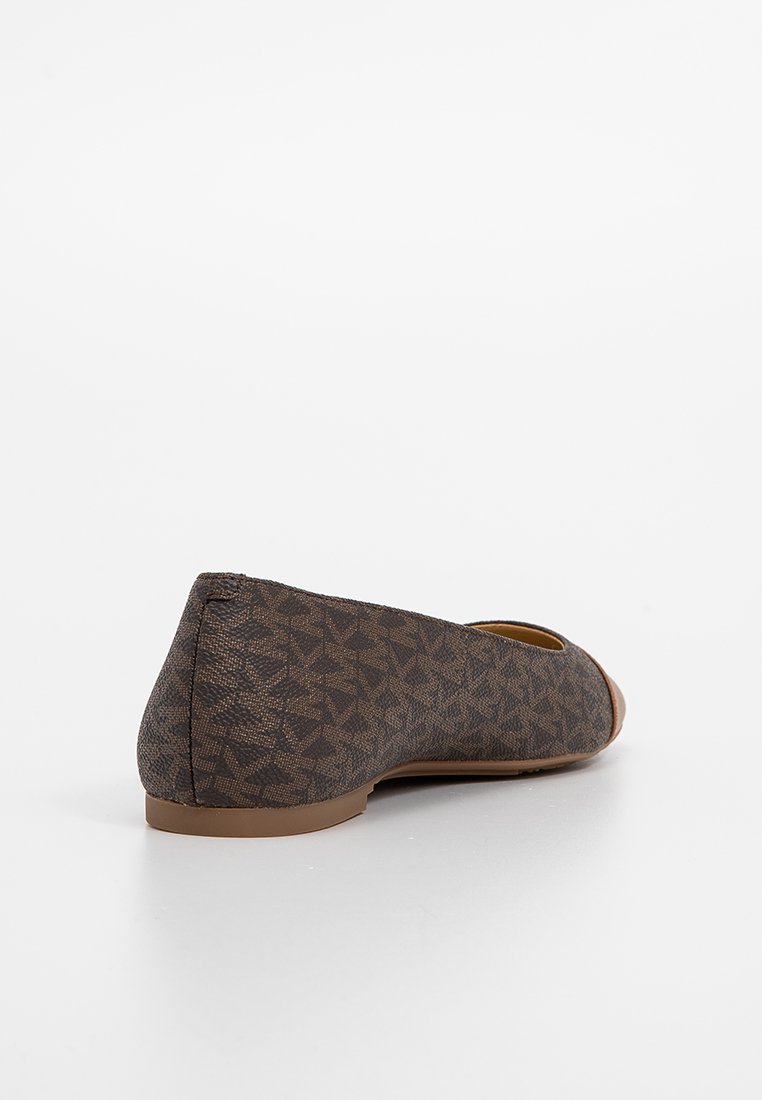 Scarpa piatta marrone con motivo, dalla punta arrotondata, realizzata in materiale testurizzato, dotata di una morbida soletta imbottita e di un design minimalista.