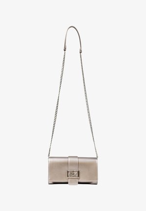 Clutch bag argentata in metallo con tracolla a catena, forma rettangolare, superficie liscia e una fibbia frontale con logo in rilievo.