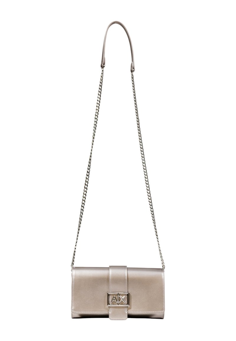 Clutch bag argentata in metallo con tracolla a catena, forma rettangolare, superficie liscia e una fibbia frontale con logo in rilievo.