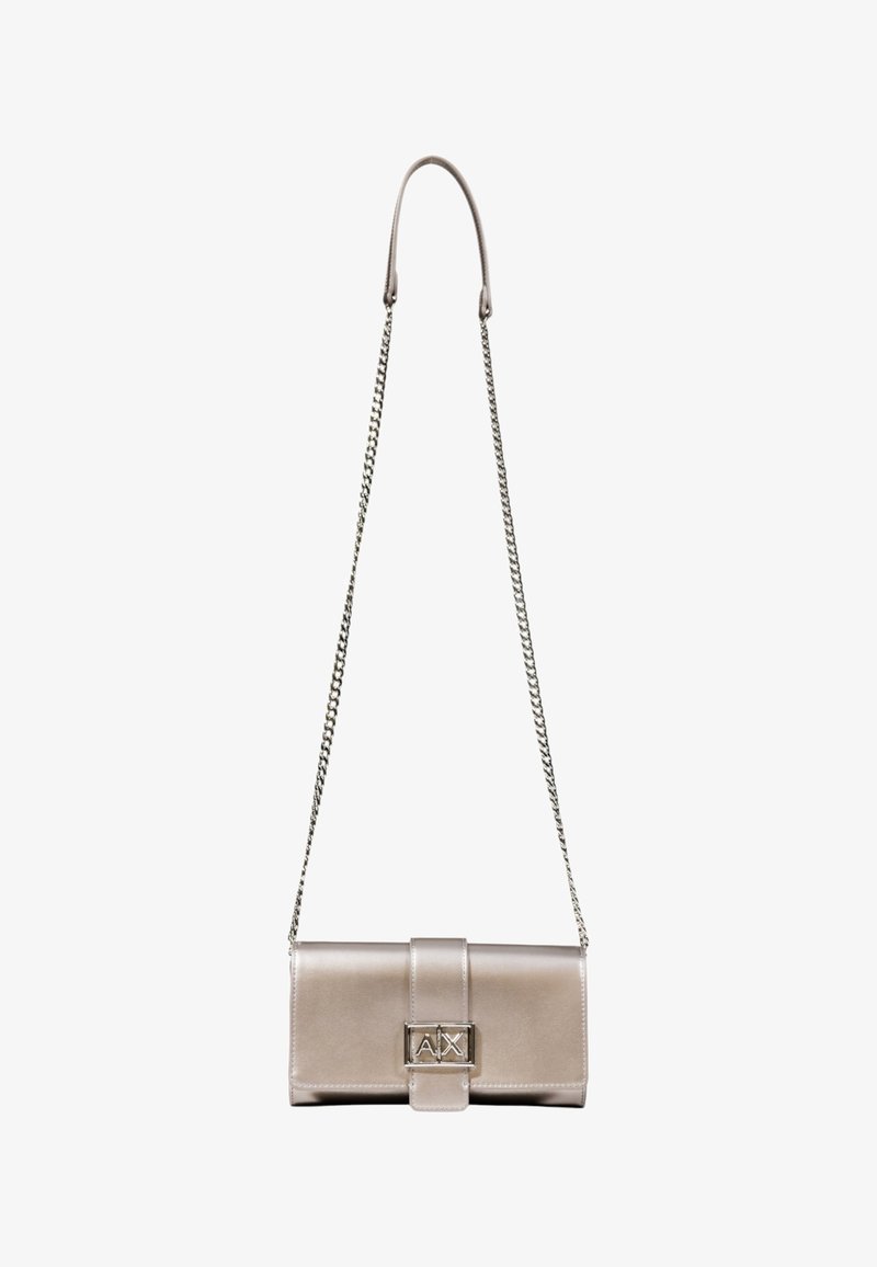 Clutch bag argentata in metallo con tracolla a catena, forma rettangolare, superficie liscia e una fibbia frontale con logo in rilievo.