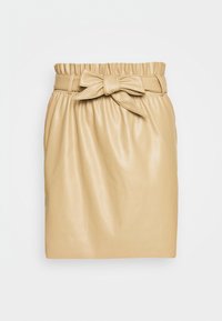 Beige fusk läderkjol med elastisk midja och detalj med knytband; slät textur och åtsittande form.