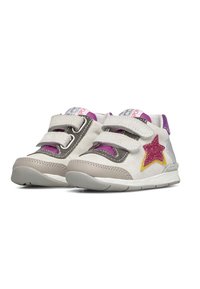 Scarpe per bambini grigie e bianche in suede, con due fasce in velcro, un accento a forma di stella glitter rosa e suole testurizzate.