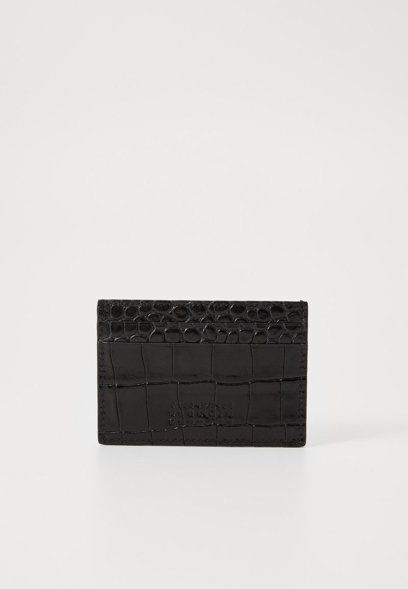 Carteira de cartão em imitação de couro preto com textura de crocodilo, formato retangular, acabamento suave e detalhe do logo na frente.