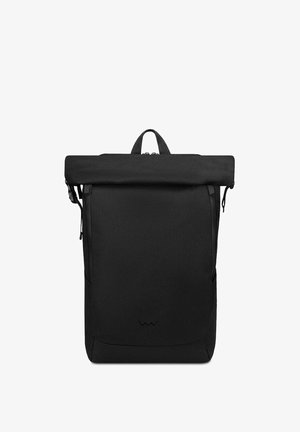 Černý skládací batoh, vyrobený z odolné tkaniny. Má hladký povrch, nastavitelné popruhy a minimalistický design s logem ve spodní části.