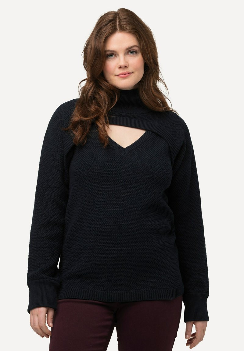 Marineblauer gestrickter Pullover mit hohem Kragen, der einen Ausschnitt in V-Form und eine strukturierte Stoffoberfläche aufweist. Rippbündchen und -saum sorgen für Details.