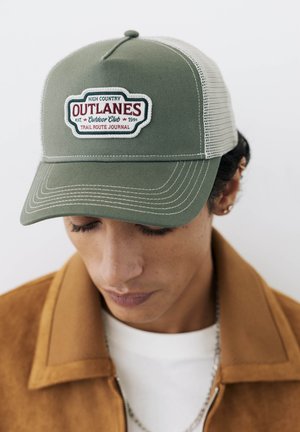 PULL&BEAR, GREEN OVERLANDER TRUCKER-STYLE CAP - Casquette - green