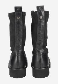 Černé boty vyrobené z hladké kůže a semiše, s kulatou špičkou a texturovanou černou gumovou podrážkou; na zadní straně mají stříbrné kovové prvky.