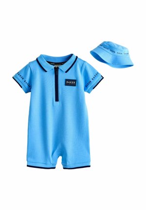 Blå kortærmet babystrampler med sort kant, lynlås foran, "Baker" mærkning og matchende blå bøllehat med gentaget "Baker" tekst.