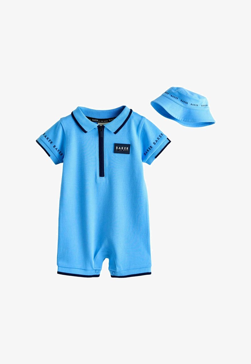 Modrý krátky overal pre bábätká s čiernym lemovaním, predným zipsom, logom "Baker" a zodpovedajúcim modrým klobúčikom s opakujúcim sa nápisom "Baker".
