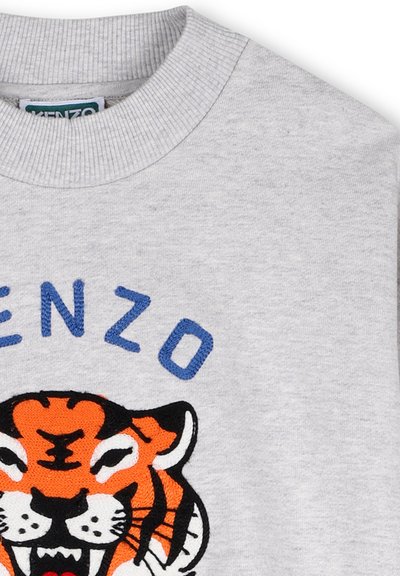 Szara bluza z prążkowanym kołnierzem, haftowanym wzorem tygrysa w pomarańczowym i czarnym kolorze oraz niebieskim napisem "KENZO" nad nim.